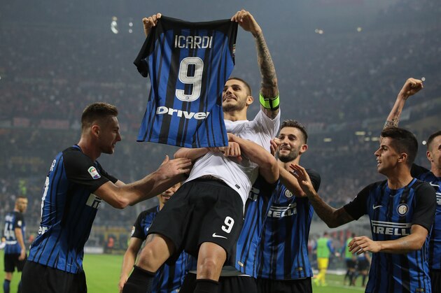 MILAN, ITALY - OCTOBER 15:  Mauro Emanuel Icardi of FC Internazionale Milano (C) celebrates his third goal with his team-mates during the Serie A match between FC Internazionale and AC Milan at Stadio Giuseppe Meazza on October 15, 2017 in Milan, Italy.  (Photo by Emilio Andreoli/Getty Images)