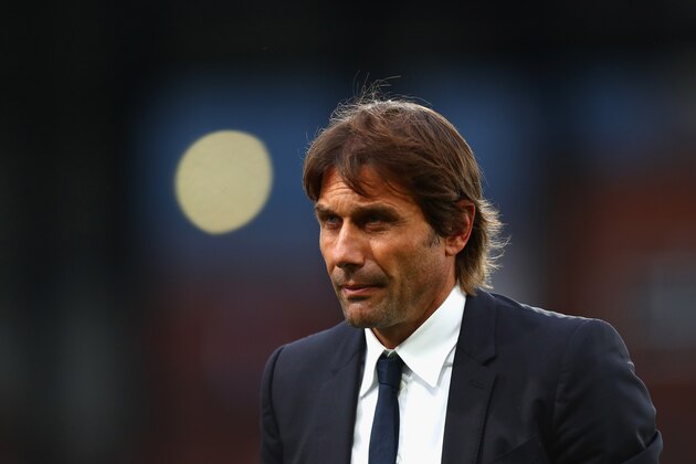 LONDON, ENGLAND - OCTOBER 14:  Antonio Conte, Manager of Chelsea looks dejected after the Premier League match between Crystal Palace and Chelsea at Selhurst Park on October 14, 2017 in London, England.  (Photo by Clive Rose/Getty Images)