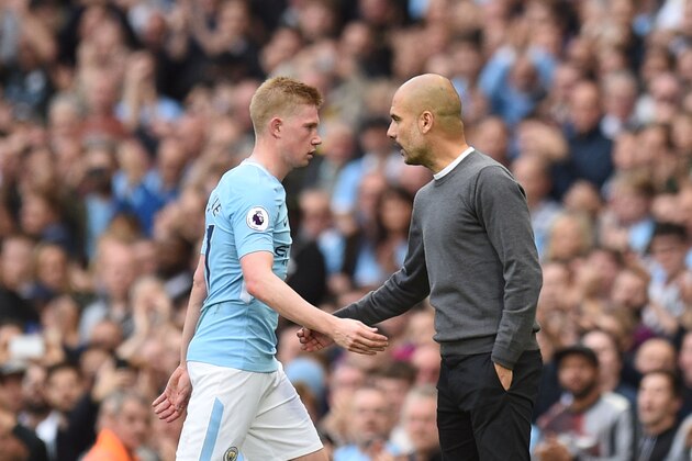 Manchester City's Belgian midfielder Kevin De Bruyne (L) walks by Manchester City's Spanish manager Pep Guardiola (R) as he is substituted during the English Premier League football match between Manchester City and Stoke City at the Etihad Stadium in Manchester, north west England, on October 14, 2017. / AFP PHOTO / Oli SCARFF / RESTRICTED TO EDITORIAL USE. No use with unauthorized audio, video, data, fixture lists, club/league logos or 'live' services. Online in-match use limited to 75 images, no video emulation. No use in betting, games or single club/league/player publications.  /         (Photo credit should read OLI SCARFF/AFP/Getty Images)