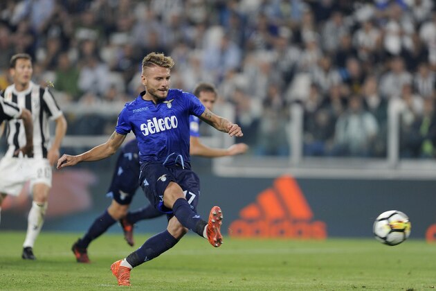 TURIN, TORIN - OCTOBER 14:  Ciro Immobile of SS Lazio clebrates a second goal a penalty  with his team mates during the Serie A match between Juventus and SS Lazio on October 14, 2017 in Turin, Italy.  (Photo by Marco Rosi/Getty Images)