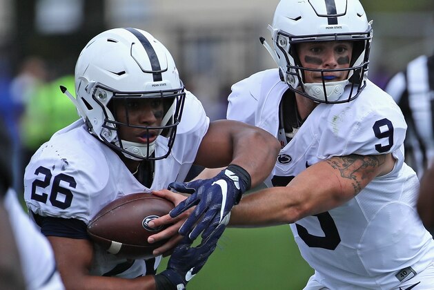 EVANSTON, IL - OCTOBER 07:  Trace McSorley #9 of the Penn State Nittany Lions hands off to Saquon Barkley #26 of the Penn State Nittany Lions
against the Northwestern Wildcats at Ryan Field on October 7, 2017 in Evanston, Illinois.  (Photo by Jonathan Daniel/Getty Images)