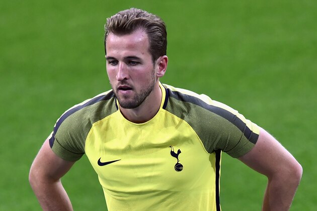 MADRID, SPAIN - OCTOBER 16: Harry Kane warms up during a Tottenham Hotspur Training Session ahead of the Champions League Group H matchbetween Tottenham Hotspur and Real Madrid at Estadio Santiago Bernabeu on October 16, 2017 in Madrid, Spain.  (Photo by Denis Doyle/Getty Images)