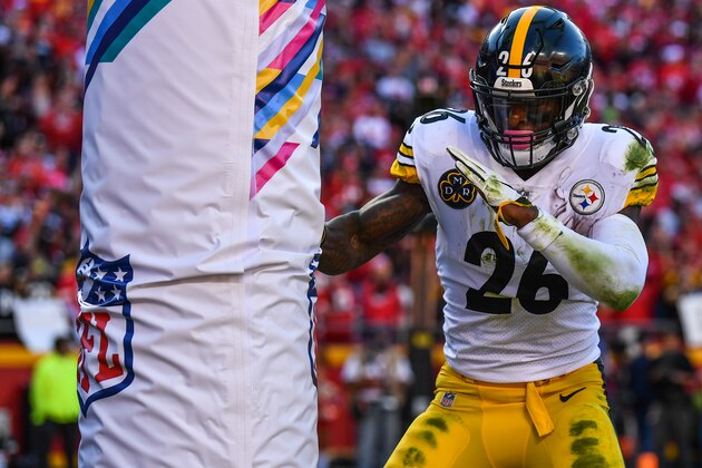 KANSAS CITY, MO - OCTOBER 15: Running back Le'Veon Bell #26 of the Pittsburgh Steelers boxes the goal post after scoring a touchdown during the second quarter of the game against the Kansas City Chiefs at Arrowhead Stadium on October 15, 2017 in Kansas City, Missouri. ( Photo by Peter Aiken/Getty Images )