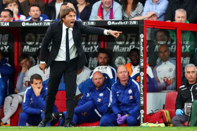 LONDON, ENGLAND - OCTOBER 14:  Antonio Conte, manager of Chelsea issues instructions from the touchline during the Premier League match between Crystal Palace and Chelsea at Selhurst Park on October 14, 2017 in London, England.  (Photo by Dan Istitene/Getty Images)