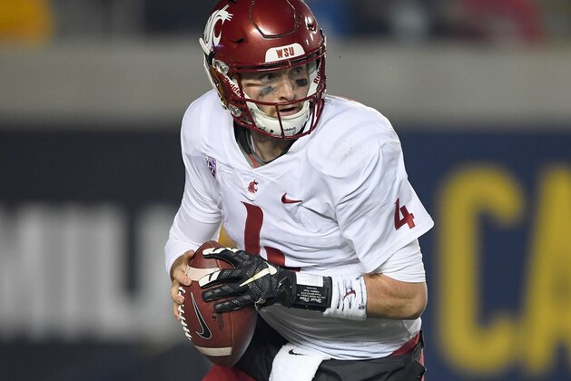 BERKELEY, CA - OCTOBER 13:  Luke Falk #4 of the Washington State Cougars looks to pass against the California Golden Bears during the first quarter of their NCAA football game at California Memorial Stadium on October 13, 2017 in Berkeley, California.  (Photo by Thearon W. Henderson/Getty Images)