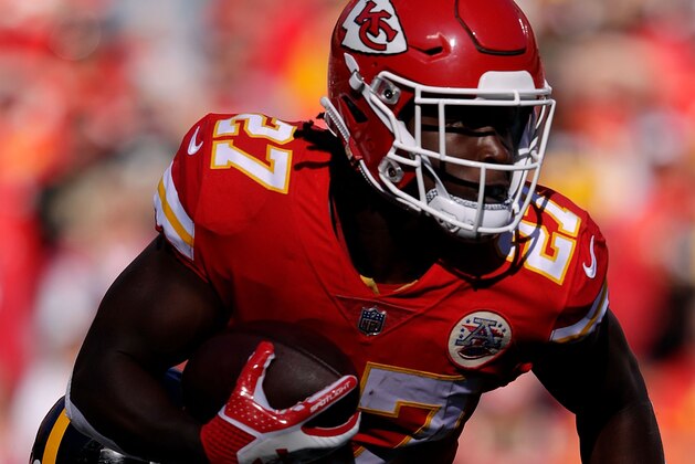 KANSAS CITY, MO - OCTOBER 15:  Running back Kareem Hunt #27 of the Kansas City Chiefs carries the ball during the game against the Pittsburgh Steelers at Arrowhead Stadium on October 15, 2017 in Kansas City, Missouri.  (Photo by Jamie Squire/Getty Images)