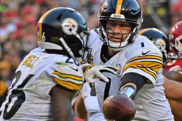 KANSAS CITY, MO - OCTOBER 15: Quarterback Ben Roethlisberger #7 of the Pittsburgh Steelers hands the ball off to running back Le'Veon Bell #26 against the Kansas City Chiefs during the second half on October 15, 2017 at Arrowhead Stadium in Kansas City, Missouri. (Photo by Peter G. Aiken/Getty Images) KANSAS CITY, MO - OCTOBER 15: Quarterback Ben Roethlisberger #7 of the Pittsburgh Steelers hands the ball off to running back Le'Veon Bell #26 against the Kansas City Chiefs during the second half on October 15, 2017 at Arrowhead Stadium in Kansas City, Missouri. (Photo by Peter G. Aiken/Getty Images)