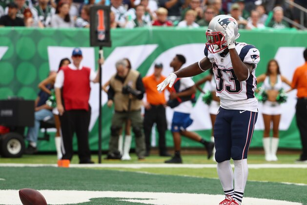 EAST RUTHERFORD, NJ - OCTOBER 15:  Running back Dion Lewis #33 of the New England Patriots celebrates his touchdown against the New York Jets during the second quarter of their game at MetLife Stadium on October 15, 2017 in East Rutherford, New Jersey.  (Photo by Al Bello/Getty Images)