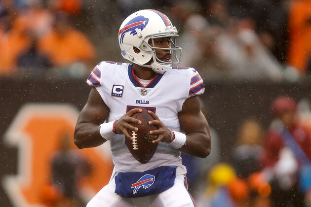 CINCINNATI, OH - OCTOBER 08:  Tyrod Taylor #5 of the Buffalo Bills looks to pass against the Cincinnati Bengals at Paul Brown Stadium on October 8, 2017 in Cincinnati, Ohio.  (Photo by Michael Reaves/Getty Images)
