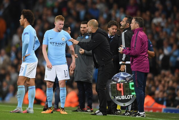 MANCHESTER, ENGLAND - OCTOBER 17: Josep Guardiola, Manager of Manchester City speaks to Kevin De Bruyne of Manchester City during the UEFA Champions League group F match between Manchester City and SSC Napoli at Etihad Stadium on October 17, 2017 in Manchester, United Kingdom.  (Photo by Gareth Copley/Getty Images)