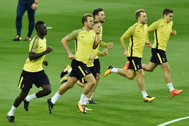 MADRID, SPAIN - OCTOBER 16: Davinson Sanchez, Harry Kane, Kieran Trippier, Hugo Lloris and Christian Eriksen of Tottenham Hotspur of Tottenham Hotspur during a Tottenham Hotspur training session ahead of the Champions League Group H match between Real Madrid and Tottenham Hotspur at Estadio Santiago Bernabeu on October 16, 2017 in Madrid, Spain.  (Photo by Denis Doyle/Getty Images)