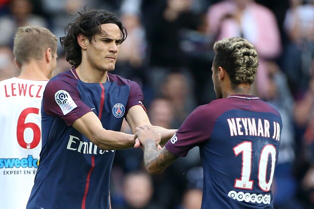 PARIS, FRANCE - SEPTEMBER 30: Neymar Jr of PSG celebrates his second goal with Edinson Cavani (left) during the French Ligue 1 match between Paris Saint-Germain (PSG) and FC Girondins de Bordeaux at Parc des Princes on September 30, 2017 in Paris, France. (Photo by Jean Catuffe/Getty Images) PARIS, FRANCE - SEPTEMBER 30: Neymar Jr of PSG celebrates his second goal with Edinson Cavani (left) during the French Ligue 1 match between Paris Saint-Germain (PSG) and FC Girondins de Bordeaux at Parc des Princes on September 30, 2017 in Paris, France. (Photo by Jean Catuffe/Getty Images)