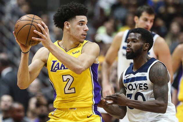 El base Lonzo Ball, izquierda, de los Lakers de Los Ángeles, enfrenta a Aaron Brooks, de los Timberwolves de Minnesota, durante un choque de pretemporada en Anaheim, California, el sábado 30 de septiembre de 2017. (AP Foto/Ringo H.W. Chiu)