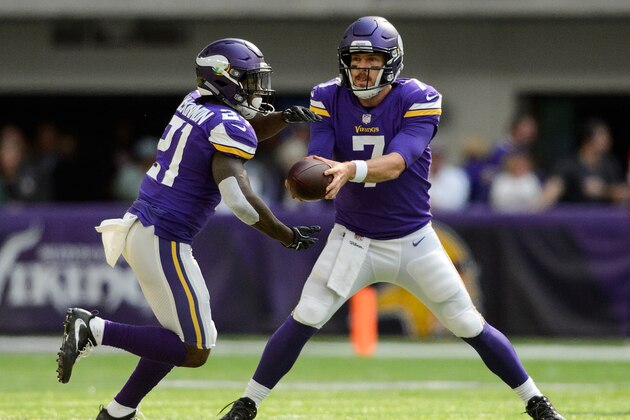 MINNEAPOLIS, MN - OCTOBER 15: Case Keenum #7 of the Minnesota Vikings hands off the ball to teammate Jerick McKinnon #21 against the Green Bay Packers during the game on October 15, 2017 at US Bank Stadium in Minneapolis, Minnesota. (Photo by Hannah Foslien/Getty Images)