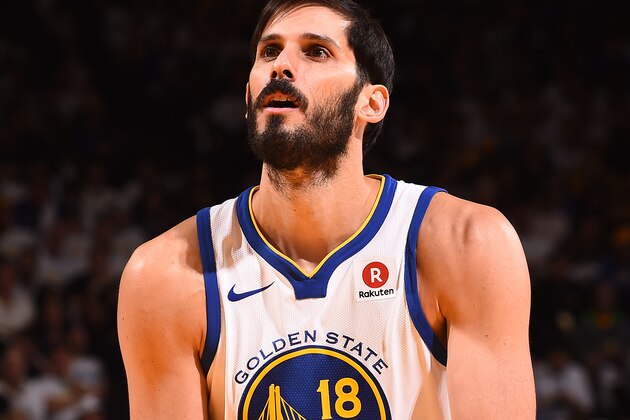OAKLAND, CA - OCTOBER 17: Omri Casspi #18 of the Golden State Warriors shoots a free throw against the Houston Rockets on October 17, 2017 at ORACLE Arena in Oakland, California. NOTE TO USER: User expressly acknowledges and agrees that, by downloading and or using this photograph, user is consenting to the terms and conditions of Getty Images License Agreement. Mandatory Copyright Notice: Copyright 2017 NBAE (Photo by Noah Graham/NBAE via Getty Images)