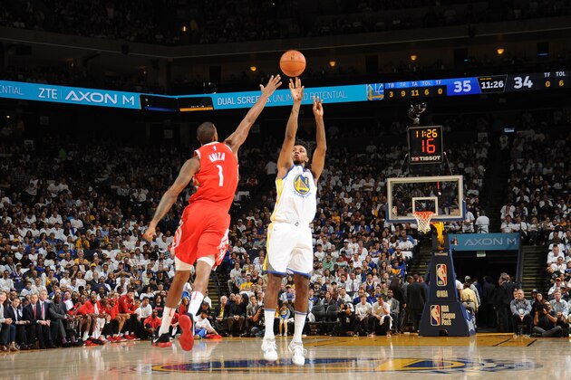 OAKLAND, CA - OCTOBER 17: Nick Young #6 of the Golden State Warriors shoots the ball against the Houston Rockets on October 17, 2017 at ORACLE Arena in Oakland, California. NOTE TO USER: User expressly acknowledges and agrees that, by downloading and or using this photograph, user is consenting to the terms and conditions of Getty Images License Agreement. Mandatory Copyright Notice: Copyright 2017 NBAE (Photo by Noah Graham/NBAE via Getty Images)