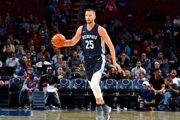 PHILADELPHIA, PA - OCTOBER 4: Chandler Parsons #25 of the Memphis Grizzlies brings the ball up court during the game against the Philadelphia 76ers during a preseason game on October 4, 2017 at Wells Fargo Center in Philadelphia, Pennsylvania. NOTE TO USER: User expressly acknowledges and agrees that, by downloading and or using this photograph, User is consenting to the terms and conditions of the Getty Images License Agreement. Mandatory Copyright Notice: Copyright 2017 NBAE (Photo by Jesse D. Garrabrant/NBAE via Getty Images)