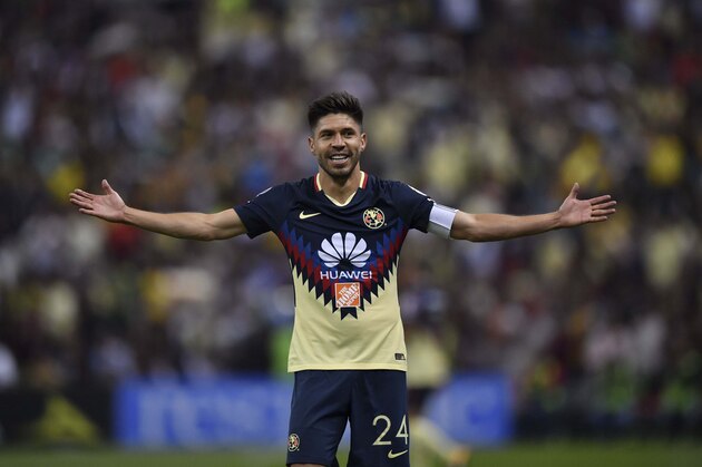 Americas's forward Oribe Peralta celebrates after scoring a goal against Pumas'during their Mexican Apertura tournament football match at the Azteca stadium on August 5, 2017 in Mexico City. / AFP PHOTO / YURI CORTEZ        (Photo credit should read YURI CORTEZ/AFP/Getty Images)