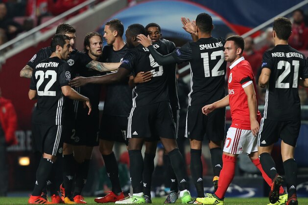 LISBON, PORTUGAL - OCTOBER 18: Manchester United FC forward Marcus Rashford of England celebrates with team mates after scoring a goal during the UEFA Champions League match between SL Benfica and Manchester United FC at Estadio da Luz on October 18, 2017 in Lisbon, Portugal.  (Photo by Gualter Fatia/Getty Images)
