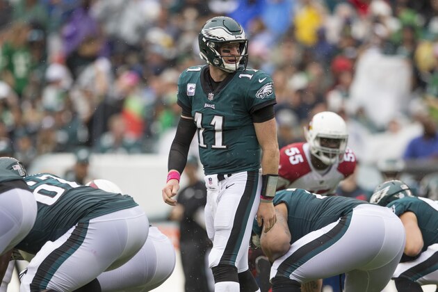 PHILADELPHIA, PA - OCTOBER 08: Carson Wentz #11 of the Philadelphia Eagles plays against the Arizona Cardinals at Lincoln Financial Field on October 8, 2017 in Philadelphia, Pennsylvania. (Photo by Mitchell Leff/Getty Images)