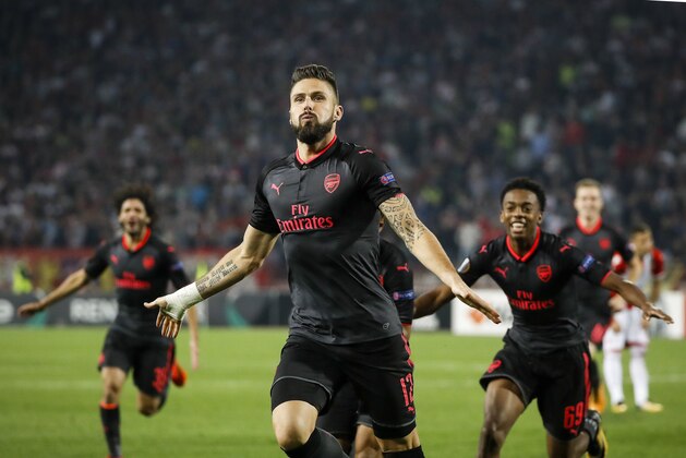 BELGRADE, SERBIA - OCTOBER 19: Olivier Giroud (C) of Arsenal celebrates after scoring a goal during the UEFA Europa League group H match between Crvena Zvezda and Arsenal FC at Rajko Mitic Stadium on October 19, 2017 in Belgrade, Serbia. (Photo by Srdjan Stevanovic/Getty Images)