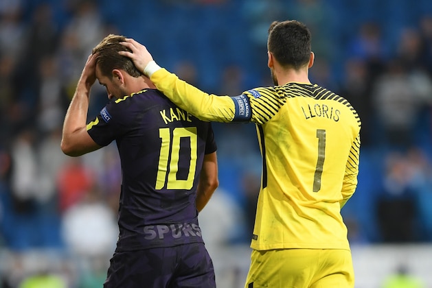 MADRID, SPAIN - OCTOBER 17:  Hugo Loris of Tottenham Hotspur congratulates Harry Kane as they walk from the filed of play after earning a point in the UEFA Champions League group H match between Real Madrid and Tottenham Hotspur at Estadio Santiago Bernabeu on October 17, 2017 in Madrid, Spain.  (Photo by Laurence Griffiths/Getty Images)