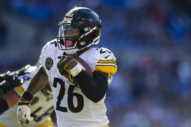BALTIMORE, MD - OCTOBER 01: Running back Le'Veon Bell #26 of the Pittsburgh Steelers carries the ball against the Baltimore Ravens in the fourth quarter at M&T Bank Stadium on October 1, 2017 in Baltimore, Maryland. (Photo by Patrick McDermott/Getty Images)