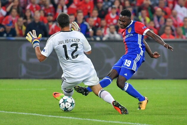 Basel's Swiss forward Dimitri Oberlin scores a goal against Benfica's Brazilian goalkeeper Julio Cesar during the UEFA Champions league Group A football match between FC Basel 1893 and SL Benfica on September 27, 2017 at St. Jakob-Park stadium in Basel. / AFP PHOTO / Fabrice COFFRINI        (Photo credit should read FABRICE COFFRINI/AFP/Getty Images)