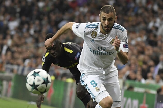 Real Madrid's French forward Karim Benzema (R) vies with Tottenham Hotspur's Colombian defender Davinson Sanchez during the UEFA Champions League group H football match Real Madrid CF vs Tottenham Hotspur FC at the Santiago Bernabeu stadium in Madrid on October 17, 2017. / AFP PHOTO / GABRIEL BOUYS        (Photo credit should read GABRIEL BOUYS/AFP/Getty Images)