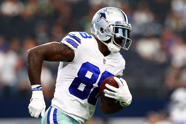 ARLINGTON, TX - OCTOBER 08:  Dez Bryant #88 of the Dallas Cowboys prepares to take on the Green Bay Packers at AT&T Stadium on October 8, 2017 in Arlington, Texas.  (Photo by Tom Pennington/Getty Images)