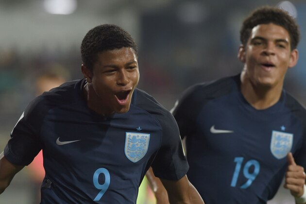 Rhian Brewster (L) of England celebrates with teammate Callum Hudson-Odoi after scoring the second goal during the quarterfinal football match between USA and England in the FIFA U-17 World Cup at the Jawaharlal Nehru Stadium in Goa on October 21, 2017. / AFP PHOTO / INDRANIL MUKHERJEE        (Photo credit should read INDRANIL MUKHERJEE/AFP/Getty Images)