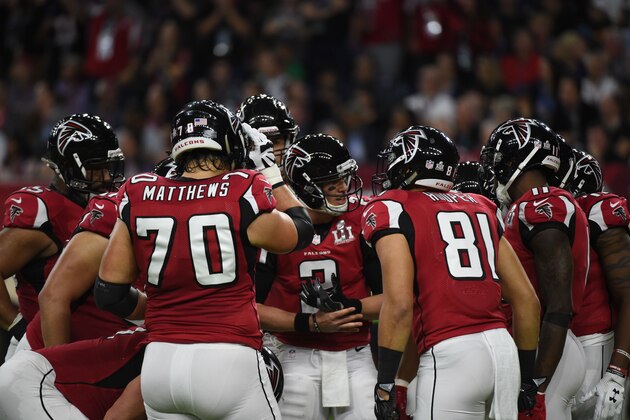 Matt Ryan #2 (C) of the Atlanta Falcons talks to his teamate during the second quarter of the Super Bowl 51 at NRG Stadium on February 5, 2017 in Houston, Texas.   / AFP / Timothy A. CLARY        (Photo credit should read TIMOTHY A. CLARY/AFP/Getty Images)