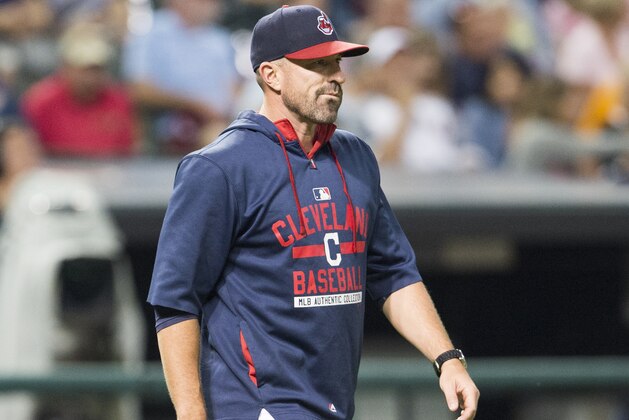 CLEVELAND, OH - SEPTEMBER 18: Pitching coach Mickey Callaway #32 of the Cleveland Indians visits the mound during the sixth inning against the Chicago White Sox at Progressive Field on September 18, 2015 in Cleveland, Ohio. (Photo by Jason Miller/Getty Images)