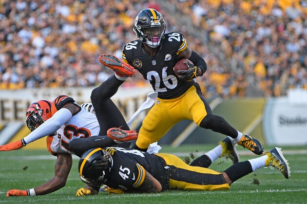 PITTSBURGH, PA - OCTOBER 22: Le'Veon Bell #26 of the Pittsburgh Steelers carries the ball against the Cincinnati Bengals in the first quarter during the game at Heinz Field on October 22, 2017 in Pittsburgh, Pennsylvania. (Photo by Justin Berl/Getty Images)