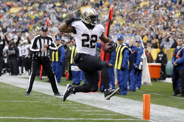 New Orleans Saints running back Mark Ingram (22) leaps into the end zone for a touchdown during the first half of an NFL football game against the Green Bay Packers, Sunday, Oct. 22, 2017, in Green Bay, Wis. (AP Photo/Jeffrey Phelps)