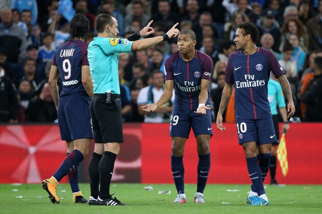 MARSEILLE, FRANCE - OCTOBER 22: Edinson Cavani, Neymar Jr, Kylian Mbappe of PSG argue with referee Ruddy Buquet during the French Ligue 1 match between Olympique de Marseille (OM) and Paris Saint Germain (PSG) at Stade Velodrome on October 22, 2017 in Marseille, France. (Photo by Jean Catuffe/Getty Images)