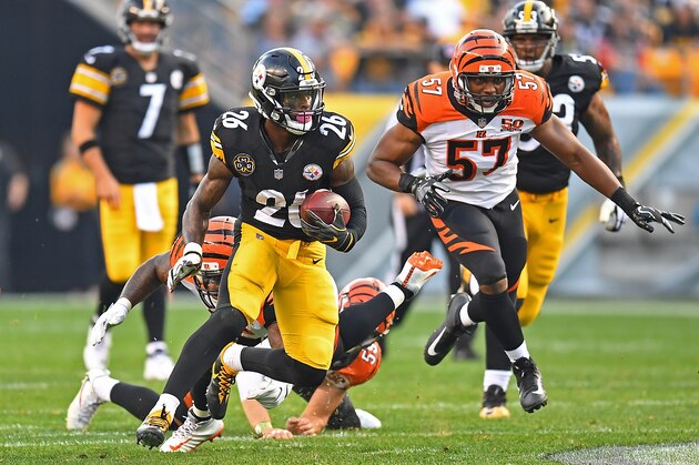PITTSBURGH, PA - OCTOBER 22: Le'Veon Bell #26 of the Pittsburgh Steelers carries the ball against the Cincinnati Bengals in the first half during the game at Heinz Field on October 22, 2017 in Pittsburgh, Pennsylvania. (Photo by Joe Sargent/Getty Images)