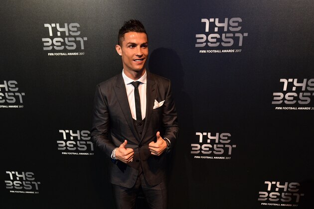 Nominee for the Best FIFA football player Real Madrid and Portugal forward Cristiano Ronaldo arrives for The Best FIFA Football Awards ceremony, on October 23, 2017 in London. / AFP PHOTO / Glyn KIRK        (Photo credit should read GLYN KIRK/AFP/Getty Images)