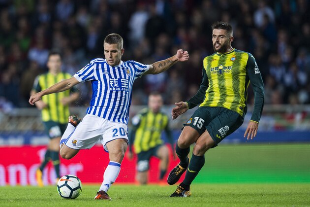SAN SEBASTIAN, SPAIN - OCTOBER 23:  David Lopez of RCD Espanyol duels for the ball with Kevin Rodrigues of Real Sociedad during the La Liga match between Real Sociedad de Futbol and RCD Espanyol at Estadio Anoeta on October 23, 2017 in San Sebastian, Spain.  (Photo by Juan Manuel Serrano Arce/Getty Images)
