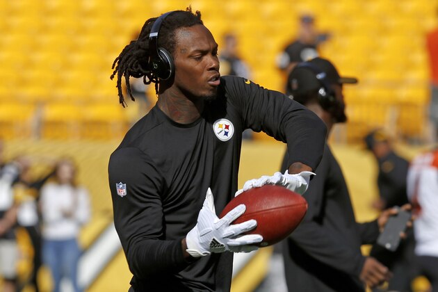 Pittsburgh Steelers wide receiver Martavis Bryant (10) warms up before an NFL football game against the Cincinnati Bengals in Pittsburgh, Sunday, Oct. 22, 2017. (AP Photo/Keith Srakocic)