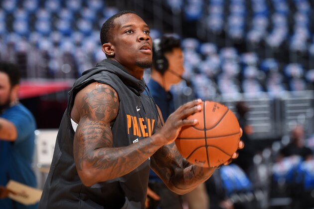LOS ANGELES, CA - OCTOBER 21:  Eric Bledsoe #2 of the Phoenix Suns warms up before the game against the LA Clippers on OCTOBER 21, 2017 at STAPLES Center in Los Angeles, California. NOTE TO USER: User expressly acknowledges and agrees that, by downloading and/or using this Photograph, user is consenting to the terms and conditions of the Getty Images License Agreement. Mandatory Copyright Notice: Copyright 2017 NBAE (Photo by Andrew D. Bernstein/NBAE via Getty Images)