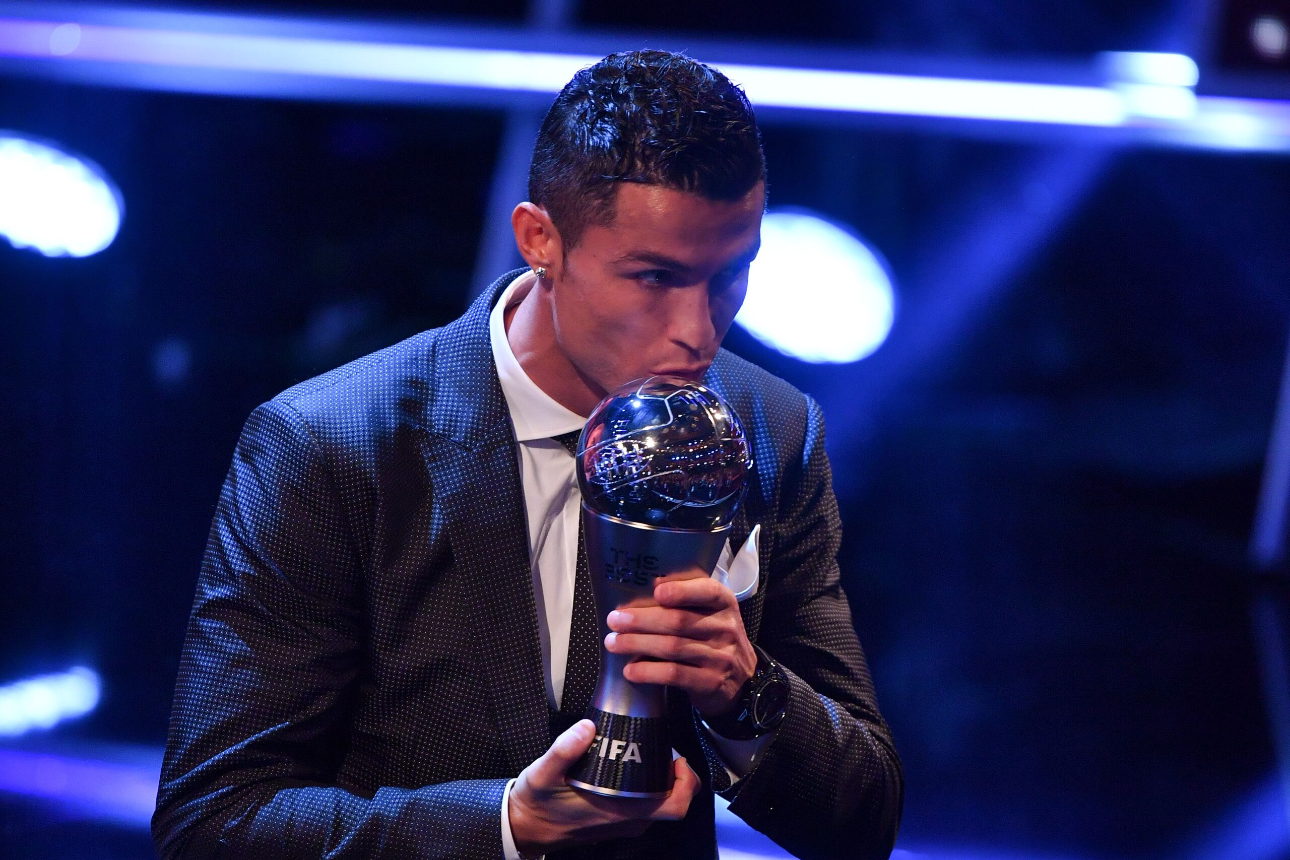 Real Madrid and Portugal forward Cristiano Ronaldo kisses the trophy after winning The Best FIFA Men's Player of 2017 Award during The Best FIFA Football Awards ceremony, on October 23, 2017 in London. / AFP PHOTO / Ben STANSALL (Photo credit should read BEN STANSALL/AFP/Getty Images) Real Madrid and Portugal forward Cristiano Ronaldo kisses the trophy after winning The Best FIFA Men's Player of 2017 Award during The Best FIFA Football Awards ceremony, on October 23, 2017 in London. / AFP PHOTO / Ben STANSALL (Photo credit should read BEN STANSALL/AFP/Getty Images)