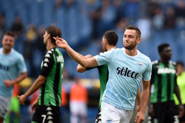 Lazio's defender from Netherlands Stefan de Vrij celebrates after scoring during the Italian Serie A football match Lazio vs Sassuolo at the Olympic Stadium in Rome on October 1, 2017. / AFP PHOTO / FILIPPO MONTEFORTE        (Photo credit should read FILIPPO MONTEFORTE/AFP/Getty Images)