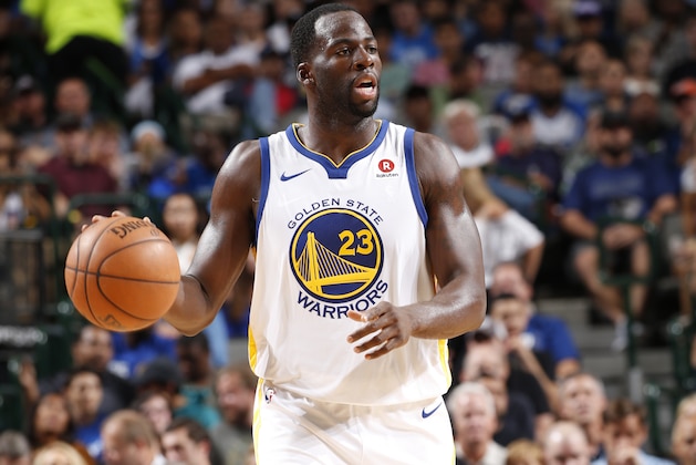 DALLAS, TX - OCTOBER 23:  Draymond Green #23 of the Golden State Warriors handles the ball against the Dallas Mavericks on October 23, 2017 at the American Airlines Center in Dallas, Texas. NOTE TO USER: User expressly acknowledges and agrees that, by downloading and or using this photograph, User is consenting to the terms and conditions of the Getty Images License Agreement. Mandatory Copyright Notice: Copyright 2017 NBAE (Photo by Glenn James/NBAE via Getty Images)