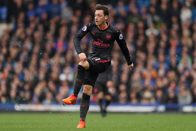 LIVERPOOL, ENGLAND - OCTOBER 22: Mesut Ozil of Arsenal during the Premier League match between Everton and Arsenal at Goodison Park on October 22, 2017 in Liverpool, England. (Photo by Matthew Ashton - AMA/Getty Images)
