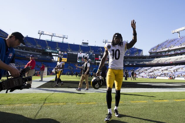 BALTIMORE, MD - OCTOBER 01: Martavis Bryant #10 of the Pittsburgh Steelers leaves the field after taking on the Baltimore Ravens at M&T Bank Stadium on October 1, 2017 in Baltimore, Maryland. (Photo by Tasos Katopodis/Getty Images)