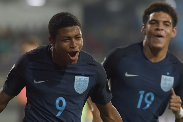 Rhian Brewster (L) of England celebrates with teammate Callum Hudson-Odoi after scoring the second goal during the quarterfinal football match between USA and England in the FIFA U-17 World Cup at the Jawaharlal Nehru Stadium in Goa on October 21, 2017. / AFP PHOTO / INDRANIL MUKHERJEE        (Photo credit should read INDRANIL MUKHERJEE/AFP/Getty Images)