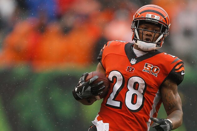 CINCINNATI, OH - OCTOBER 08:  Joe Mixon #28 of the Cincinnati Bengals runs with the ball against the Buffalo Bills at Paul Brown Stadium on October 8, 2017 in Cincinnati, Ohio.  (Photo by Michael Reaves/Getty Images)