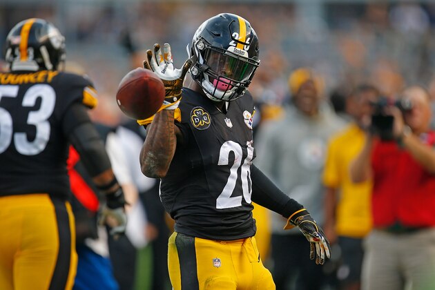 PITTSBURGH, PA - OCTOBER 22: Le'Veon Bell #26 of the Pittsburgh Steelers reacts after rushing for a first down in the first half during the game against the Cincinnati Bengals at Heinz Field on October 22, 2017 in Pittsburgh, Pennsylvania. (Photo by Justin K. Aller/Getty Images)