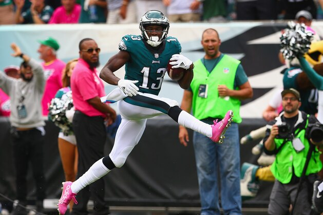 PHILADELPHIA, PA - OCTOBER 08:  Nelson Agholor #13 of the Philadelphia Eagles scores a touchdown after making a 72-yard catch against the Arizona Cardinals during the third quarter at Lincoln Financial Field on October 8, 2017 in Philadelphia, Pennsylvania.  (Photo by Mitchell Leff/Getty Images)